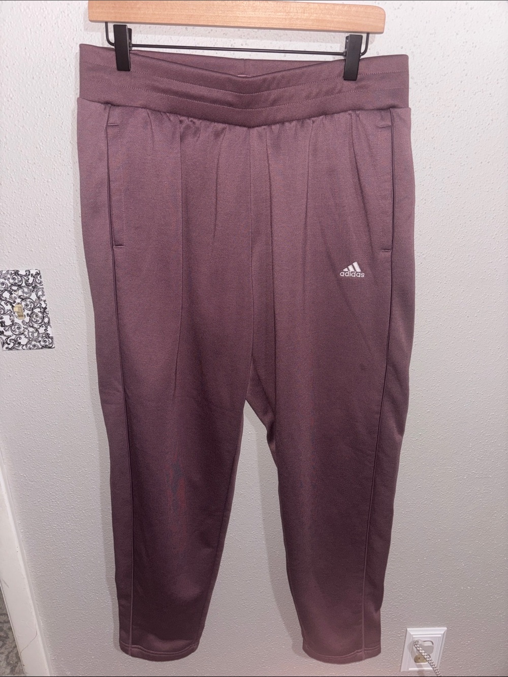 adidas Women's Relaxed Tapered Leg Fleece Pants (size Large)